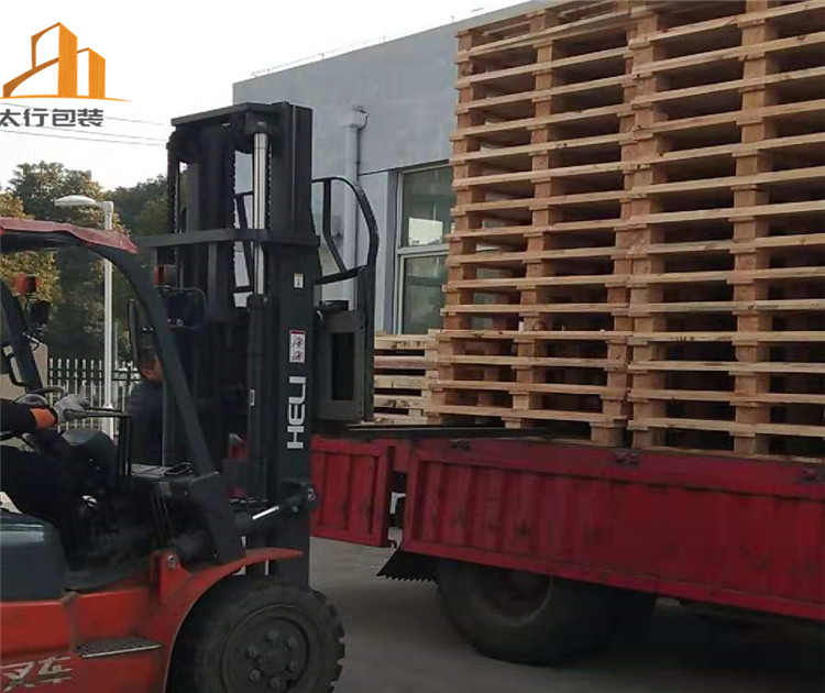 某企業(yè)實(shí)木托盤(pán)裝車(chē)