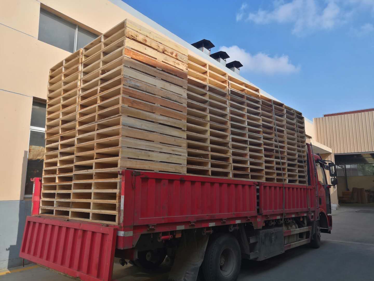 定制木托盤時，如何避免與生產(chǎn)廠家發(fā)生尺寸不匹配等問題？